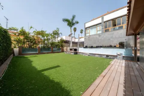 Chalet en calle Escritor Secundino Delgado