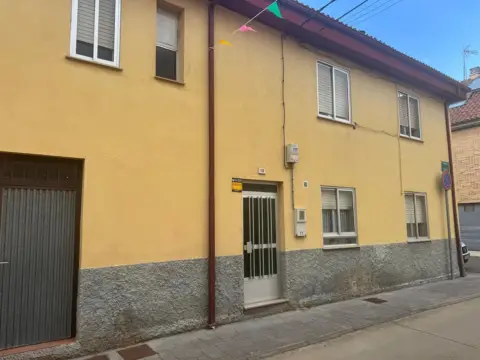Casa adosada en calle de la Paz