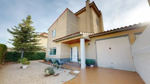 Casa pareada en calle de Teruel, 12
