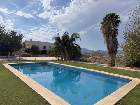 Chalet en Blanca Centro