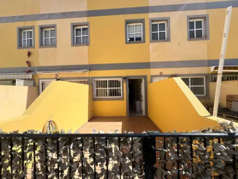 Casa adosada en calle Llano Mora