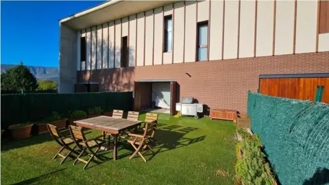 Casa adosada en calle Villarias, nº 1