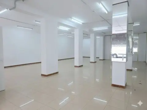 Local comercial en calle de la Naval, 25