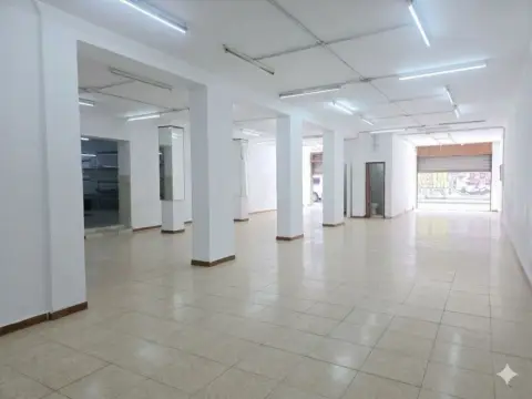 Local comercial en calle de la Naval, 25