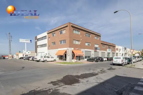 Nave industrial en calle de Juncaril