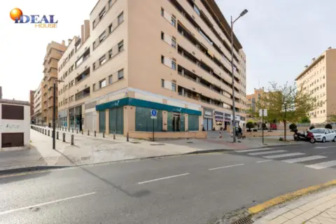 Local comercial en Avenida de la Ilustración