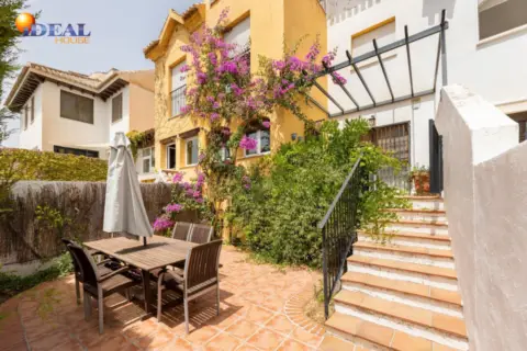 Casa adosada en calle Sala de las Dos Hermanas, 81