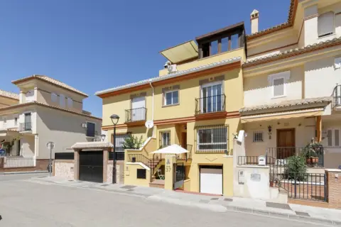 Casa adosada en calle del Río Dilar, 37