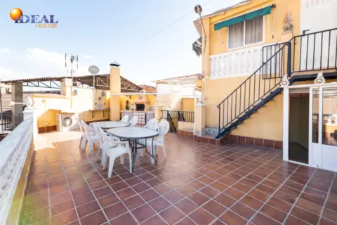 Casa adosada en calle de Rosa, 1