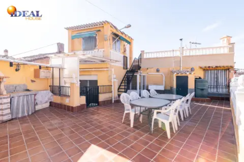 Casa adosada en calle de Rosa, 1
