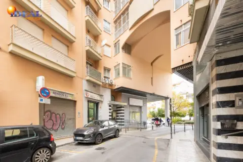 Local comercial en Alhamar