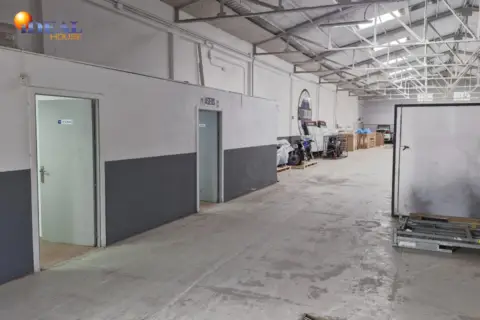 Nave industrial en calle de las Cuevas Bajas, 31