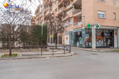 Local comercial en calle Torre Quebrada