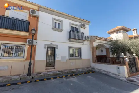 Casa adosada en Urbanización Bermejales, 9