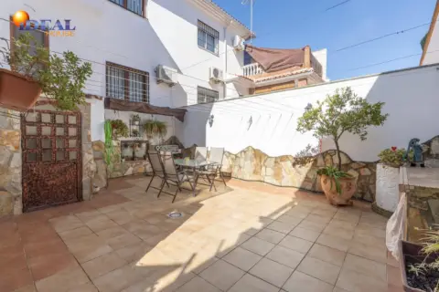 Casa adosada en Zona Institutos