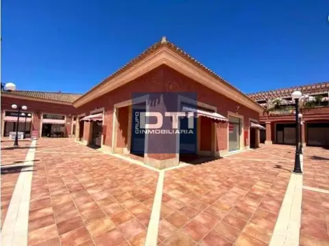 Local comercial en Paseo del Golf, 11
