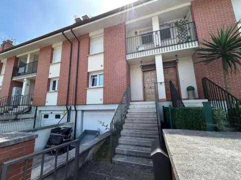 Casa adosada en calle de Ubaltorre, 9