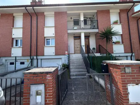 Casa adosada en calle de Ubaltorre, 9