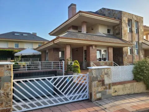 Casa adosada en calle Paco Labiano