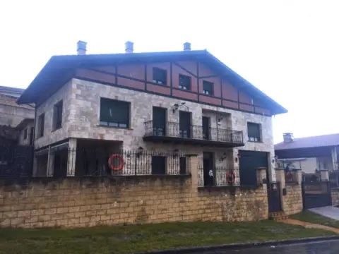 Chalet en Urbanización El Egido