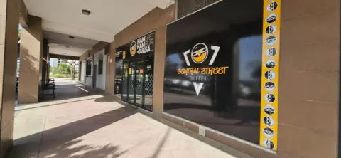 Local comercial en Avenida Felipe González Márquez
