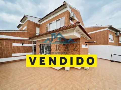 Casa pareada en calle de la Mina