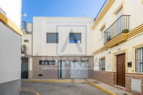 Casa adosada en calle Virgen del Rocío, 15