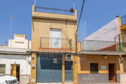 Casa adosada en calle del Coronil, 26