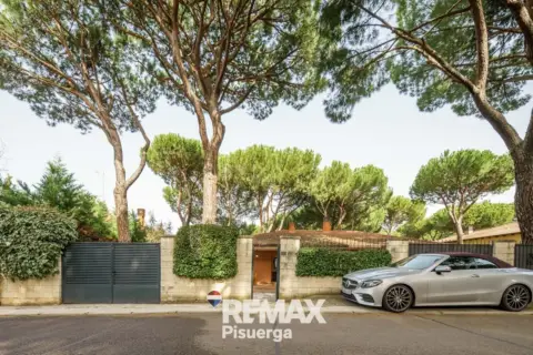 Chalet en Urbanización Móntico, 87