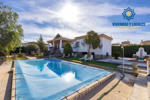 Chalet en calle Lindaraja