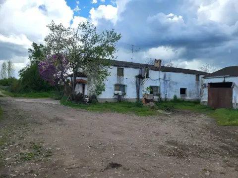 Finca rústica en calle de Clemente Velasco