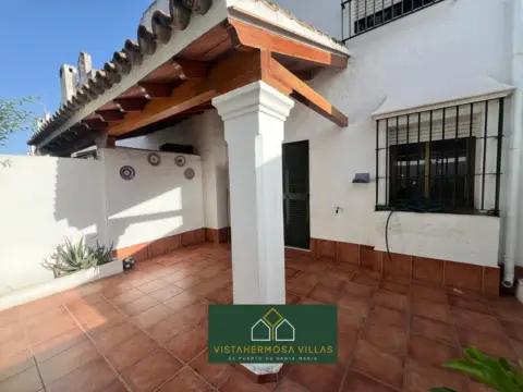 Casa adosada en calle Cigüeña