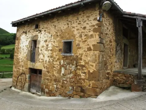 Casa en calle Rehoyos de Soba, nº 23