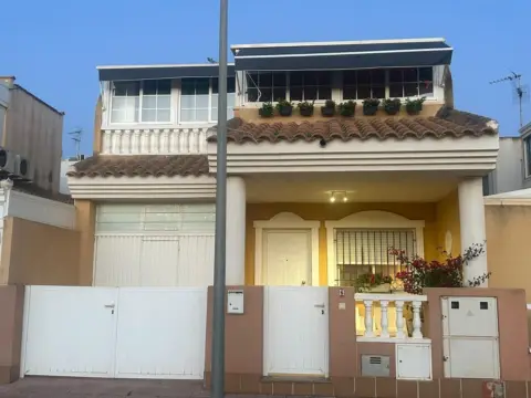 Casa pareada en calle del Avellano