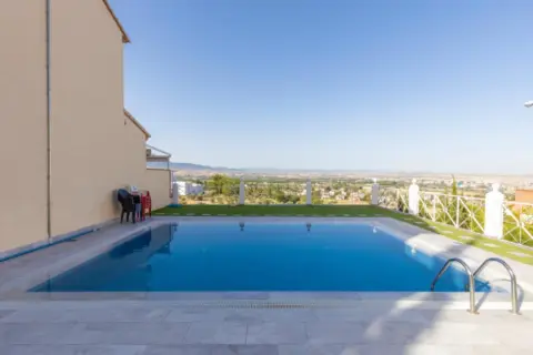 Casa adosada en calle de Granada