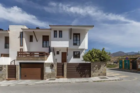 Casa pareada en calle del Laúd