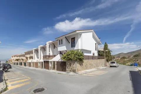 Casa pareada en calle del Laúd