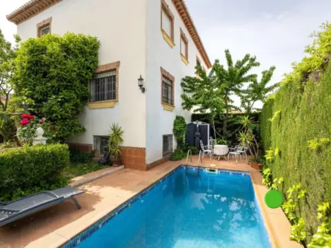 Casa pareada en calle de Ana María Matute