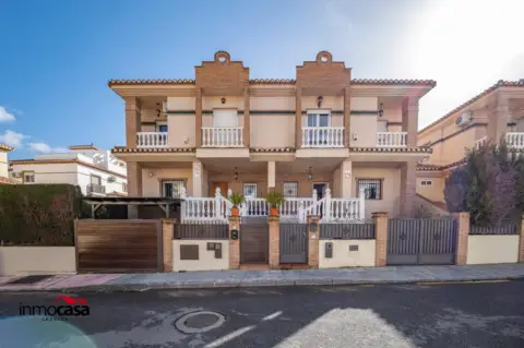 Casa adosada en calle de la Violeta