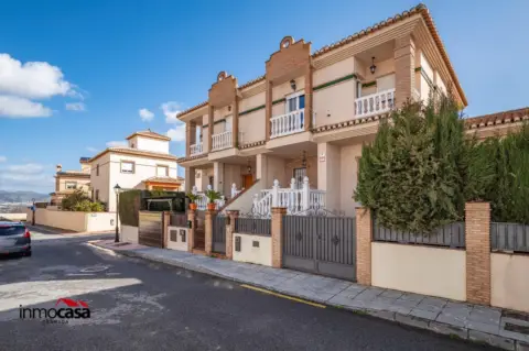 Casa adosada en calle de la Violeta
