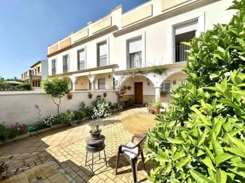 Casa adosada en calle Almeria
