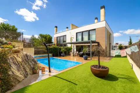 Casa pareada en calle de Juan Carlos Ureta Saorín