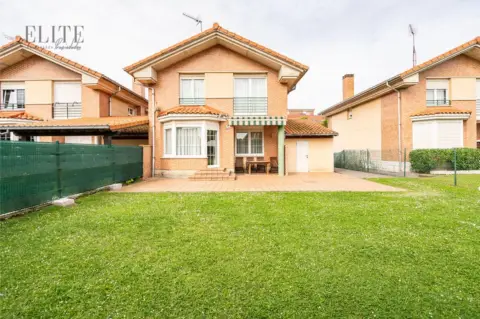 Chalet en Urbanización La Gruta