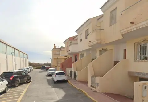 Casa adosada en calle La Estrella, nº 8