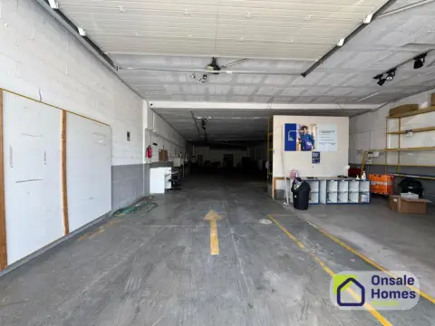 Local comercial en calle de Narcís Monturiol