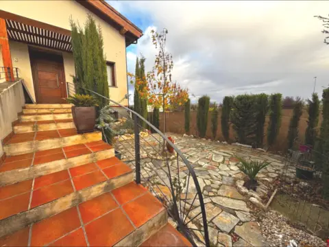 Casa pareada en calle Bergantín