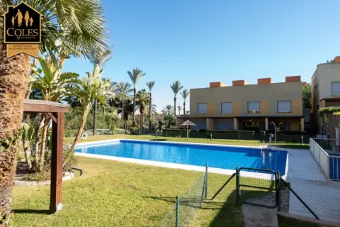 Casa adosada en Avenida Valle del Sol