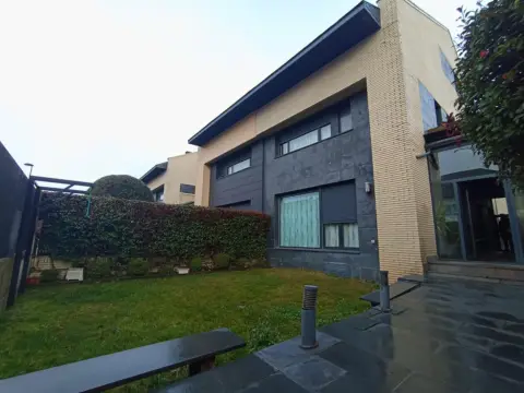 Casa pareada en Universidad - Las Huelgas