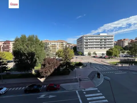 Piso en Avenida de los Reyes Católicos