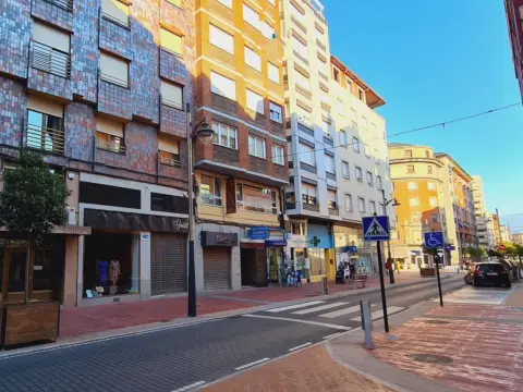 Local comercial en Avenida de Compostilla, 5
